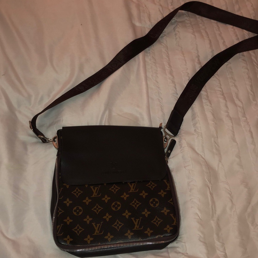 Cross body shoulder bag